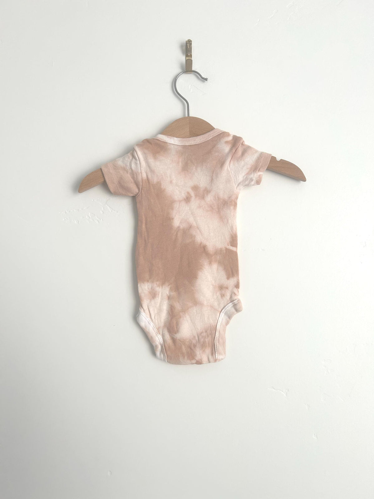 Newborn Avocado Dyed Baby Onesie – Pink Tie Dye | Natural Botanical Dye | Hand Dyed Infant Bodysuit