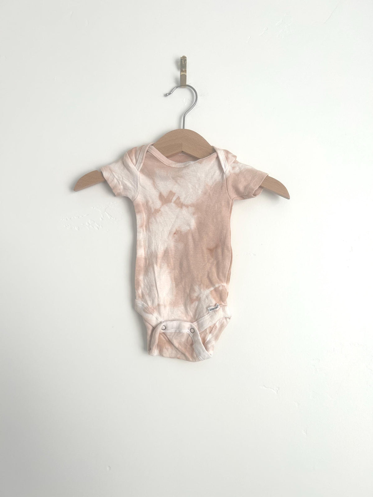 Newborn Avocado Dyed Baby Onesie – Pink Tie Dye | Natural Botanical Dye | Hand Dyed Infant Bodysuit