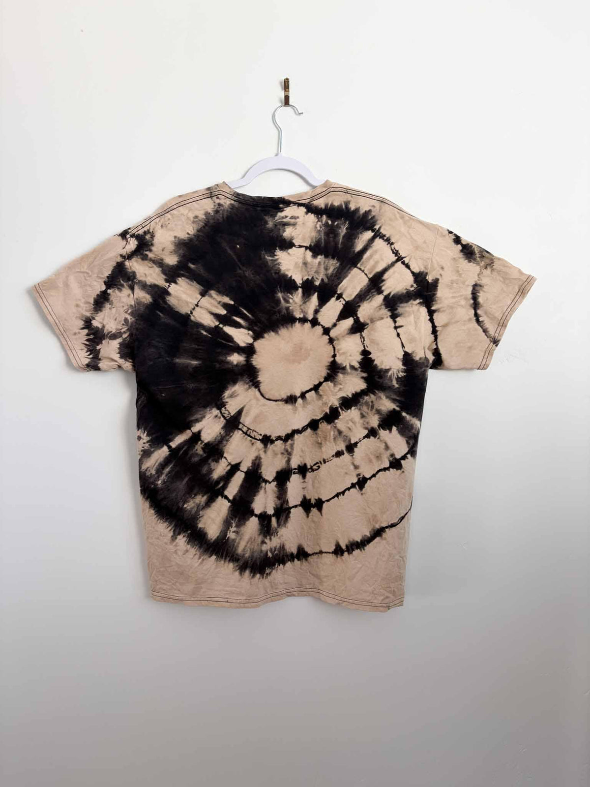 Back view of reverse tie dye bullseye shirt in black and tan