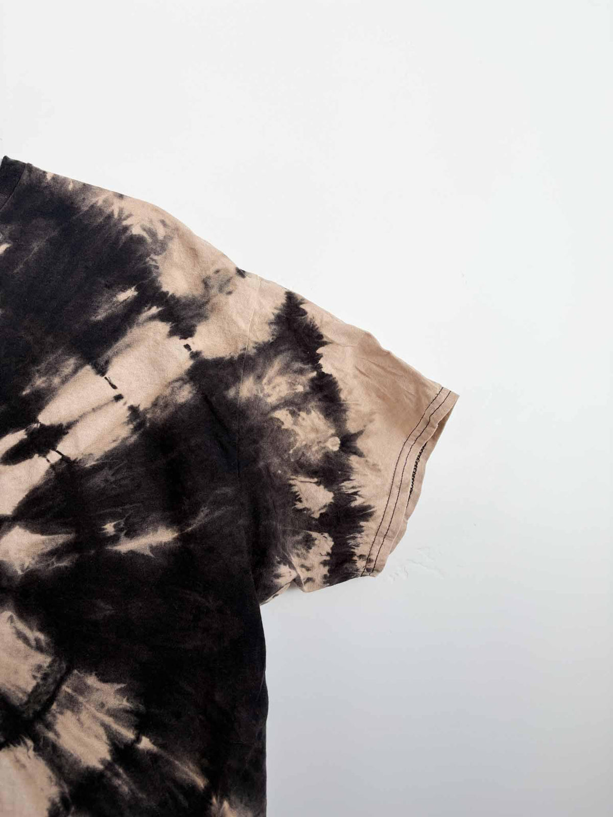 Close-up of shoulder and sleeve showing reverse tie dye bullseye rays