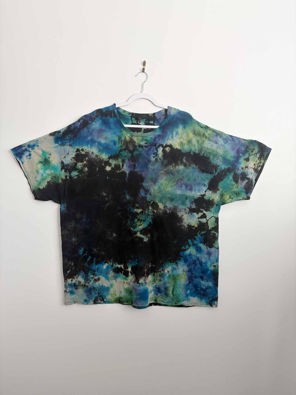 3XL Reverse Tie Dye T-Shirt, Blue Green Purple on Black, Hand Dyed Spine Back Design, Bleach Dye Cotton Tee