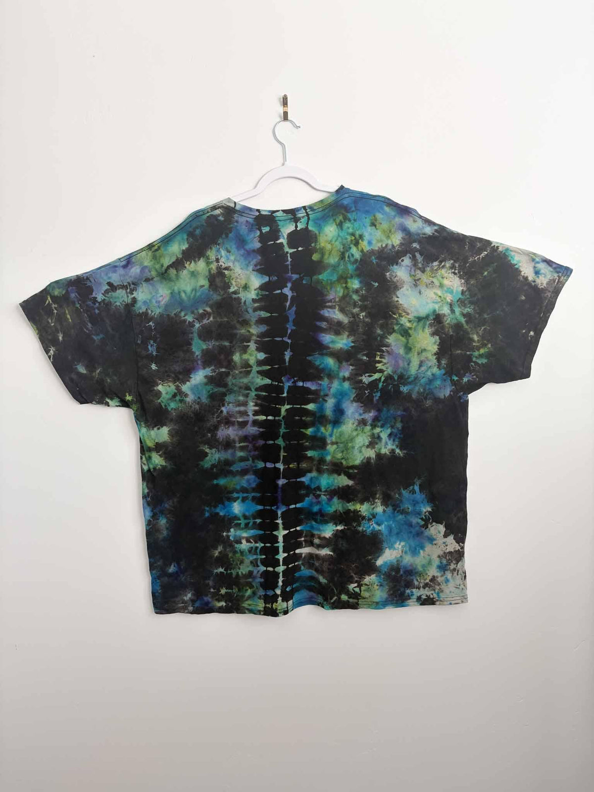 3XL Reverse Tie Dye T-Shirt, Blue Green Purple on Black, Hand Dyed Spine Back Design, Bleach Dye Cotton Tee